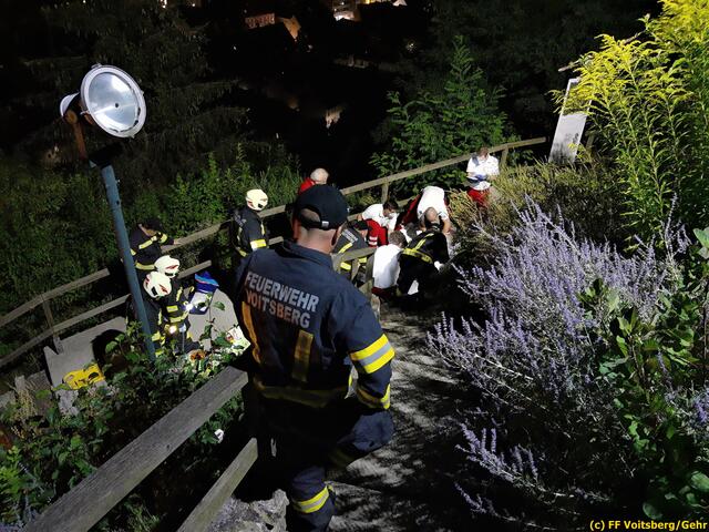 Die Voitsberger Feuerwehr und das Rote Kreuz bargen die verletzte Person am Schlossbergsteig. | Foto: FF Voitsberg/Gehr