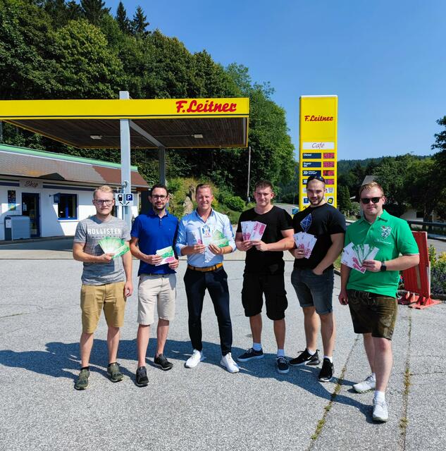Vor der Tankstelle (v. l.): Mario Mauerbauer, Manuel Pfeifer, LAbg Patrick Derler, Rene Paunger, Georg Schneeflock, Vzbgm. Josef Schneeflock | Foto: FPÖ Weiz