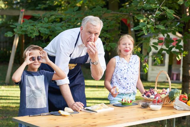 Landesrat Martin Eichtinger freut sich über 177 Vitalküchen in Niederösterreich. | Foto: Philipp Monihart/charakterphotos
