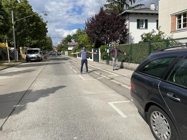 Christopher Hetfleisch (l.) und Ernst Gruber wollen das Gehsteigparken in der Wattmanngasse durch einen Radstreifen ersetzen. | Foto: Kautzky