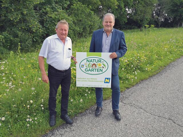 Manfred Herynek und Bundesrat Eduard Köck freuen sich über die Anerkennung des Landes NÖ für das Projekt „Blumenwiesen im Gemeindegebiet“. | Foto: „Natur im Garten“