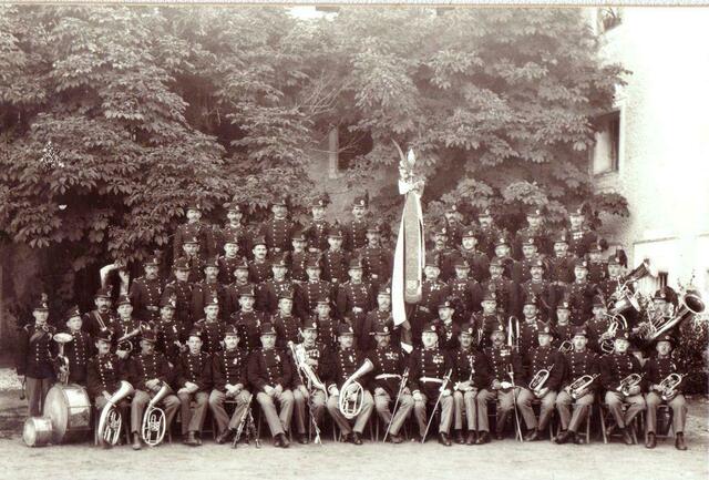 Gemeinschaftsfoto der Bürgermusik sowie des Bürgerlichen Schützenkorps Tamsweg aus der Anfangszeit des Waldfestes Ende 1920er Jahre | Foto: Waldfest