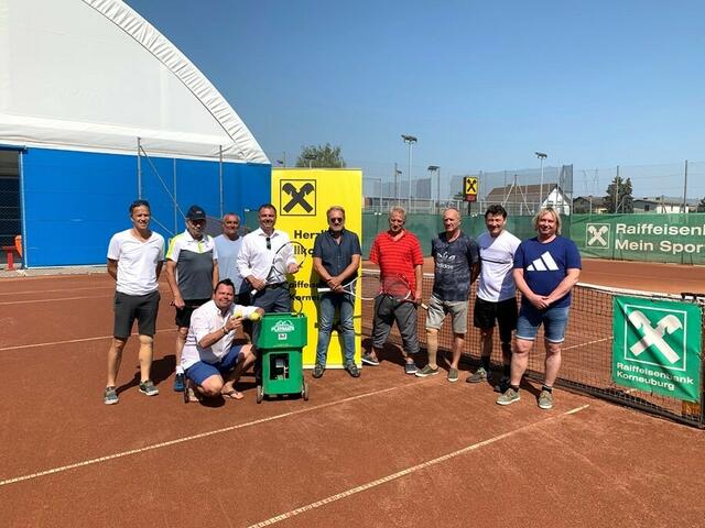 Raika-Direktor Christoph Hackel, Vizebürgermeister Rubert Sitz, Sportanlagenbetreiber und Oberschiedsrichter Harald Denk und Thomas Joni sowie Turnierleiter Gerhard Kolm und Rudolf Schöfer mit den Meisterschüler-Spielern. | Foto: Raika Korneuburg/Polakovics