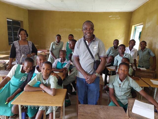 Livinus Nwoha besucht eine der Schulklassen in Nigeria, die von der Hilfe profitieren wird. | Foto: Verein Ikemba