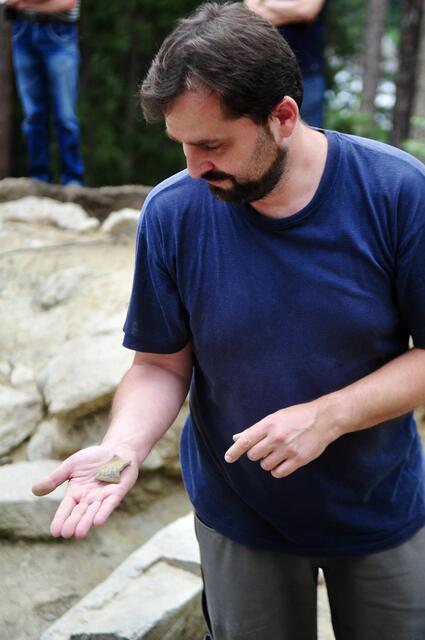 Bei den Ausgrabungen werden auch immer wieder neue Fundstücke entdeckt. | Foto: Hassl