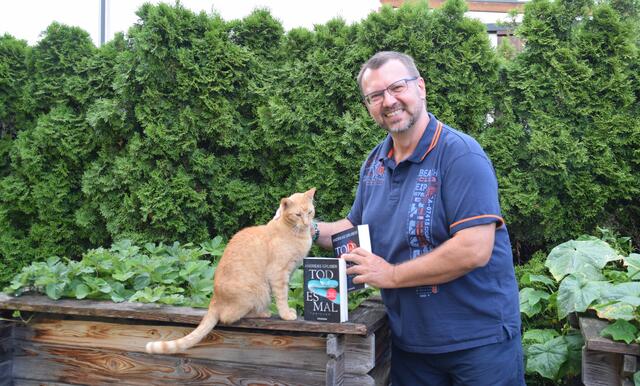 Thriller-Meister Andreas Gruber mit Kater "Charlie", der für das Frettchen seiner "Code Genesis"-Reihe Modell stand. | Foto: Katrin Pirzl