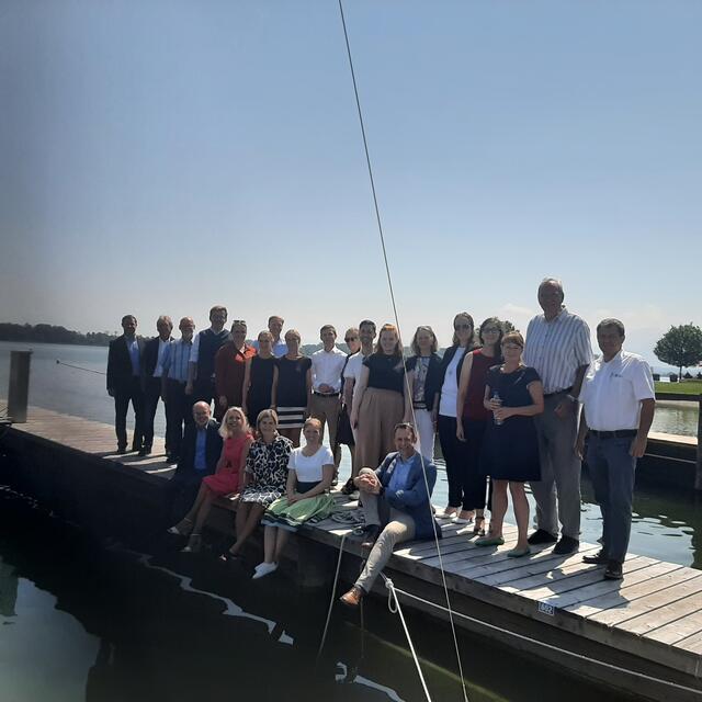 Großer Auftakt am Chiemsee: Die Euregio Inntal setzt in der neuen Förderperiode vermehrt auf kleine Projekte. Eine Rolle spielen sollen dabei aber immer Klimaschutz und Nachhaltigkeit.  | Foto: Ekkehard Wimmer