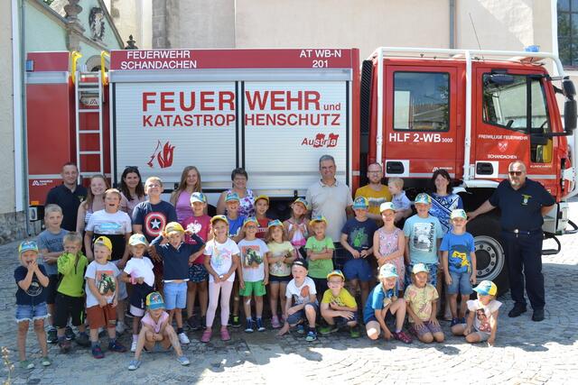 Die Kinder der Ferienakademie mit Bürgermeister Ing. Günter Schalko, Vizebürgermeisterin Eva Houschko, Abschnittsfeuerwehrkommandant Martin Kainz, Franz Beninger, Christian Stark und den Betreuerinnen der Kinder & Ferien Akademie Marlene Müller, Melanie Gutmann und Sabrina Graussam, sowie Geschäftsführerin der W4 Projects GmbH Doris Maurer | Foto: Marktgemeinde Eisgarn