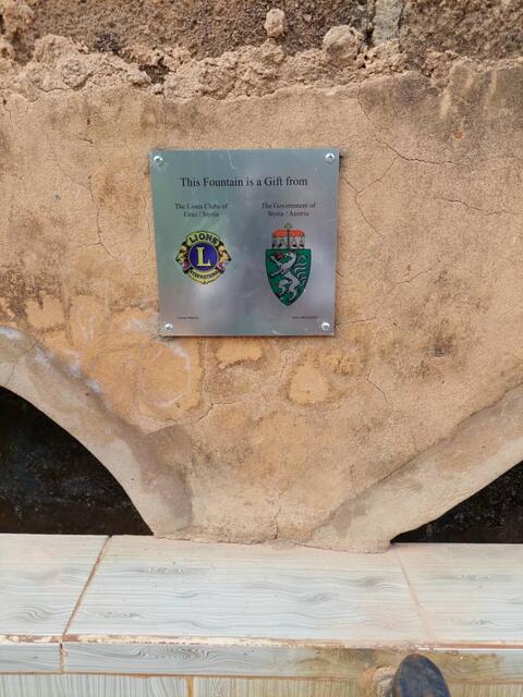 Für die Hilfe aus der Steiermark wurde vor Ort eine Dankestafel angebracht. | Foto: Verein Ikemba