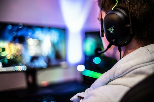 Die Plattform D. (wir haben den Namen bewusst abgekürzt) ermöglicht es passionierten Gamern, in Echtzeit über Sprach-, Text- oder Videochats miteinander zu kommunizieren. In virtuellen Räumen ("Servern"), die von jedermann eingerichtet werden können, schreiben die jungen Nutzerinnen und Nutzer auch über Themen, die weit über Gaming hinausgehen. | Foto: ELLA DON / Unsplash