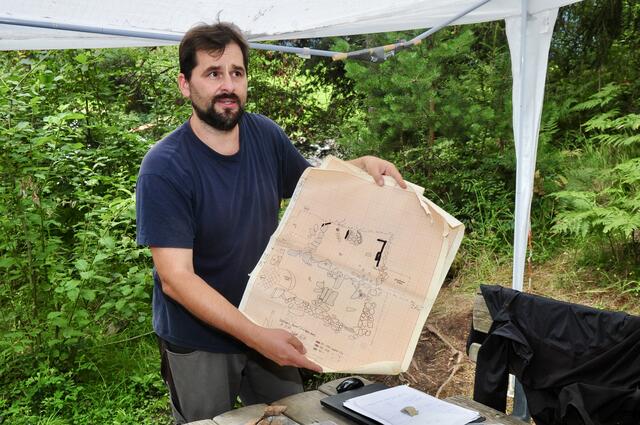 Ausgrabungsleiter Florian Müller kombiniert alte Pläne mit jenen der neuesten Forschungen. | Foto: Hassl