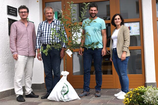 V.r.n.l.: Deniz Scheerer (KEM-Managerin), Vizebgm. Thomas Oberdanner (Obmann Umweltausschuss), Bürgermeister Anton Bucher, Andrä Stigger (Geschäftsführer, Klimabündnis Tirol) | Foto: Klimabündnis Tirol
