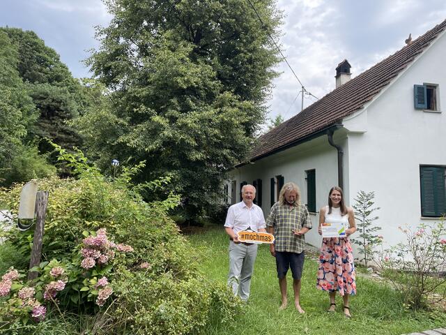 Josef Ober, Richard Wilfling und Raphaela Fink vor der Linde als Hausbaum. | Foto: RegionalMedien