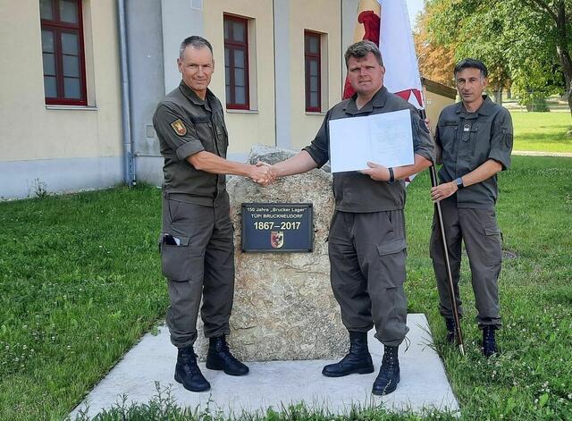 Brigadier Gasser gratuliert Oberst Ziegler zu dessen Beförderung. | Foto: Markus Ziegler