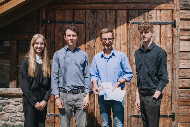 Firmenchef Gerhard Etzlinger übernimmt von Lea Etzlinger, Thomas Beihammer und Projektleiter Hannes Zehentner ein hochprofessionelles Marketingkonzept.    Foto: Thomas Beihammer
