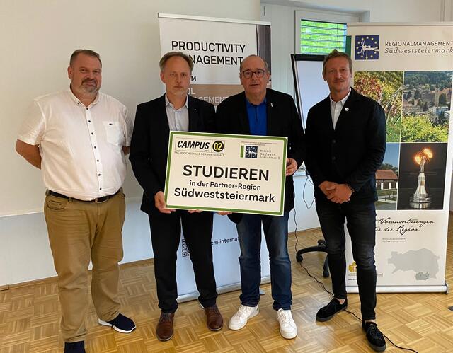 Sprachen gemeinsam über das Bachelorstudium: Hartmut Kleindienst, Geschäftsstellenleiter des AMS Deutschlandsberg , Udo Traussnigg, Studiengangsleiter für Automatisierungstechnik, Manfred Kainz  und Andreas Kebler vom Regionalmanagement Südweststeiermark.  | Foto: W.Lang/TCM