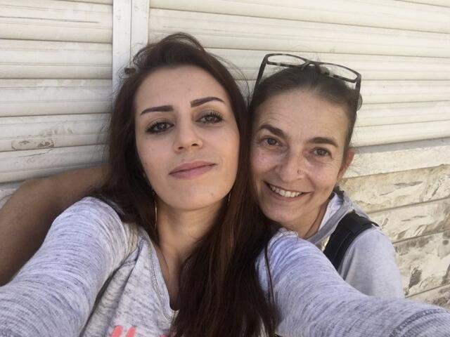Nidaa, Angelikas beste Freundin und Angelika genossen vor der Operation noch die gemeinsame Zeit in Jordanien. | Foto: Johanna Köller