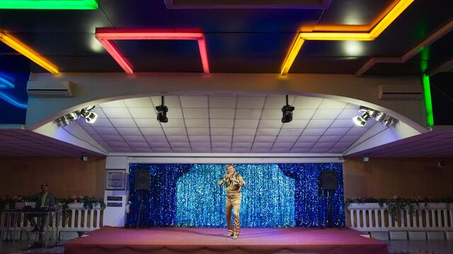 Am 10. August wird der Film "Rimini" über den einstigen Schlagerstar Richie Bravo am Burjanplatz aufgeführt. Der Eintritt ist frei!  | Foto: Volxkino