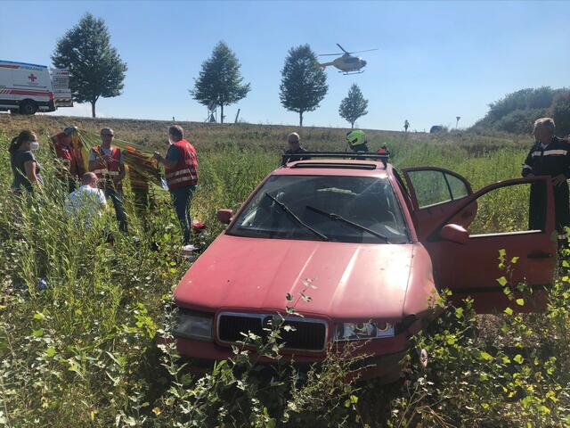 Ein PKW kam von der Fahrbahn ab und blieb ich Straßengraben liegen. Der Fahrzeuglenker blieb unverletzt. | Foto: österreichisches Rotes Kreuz
