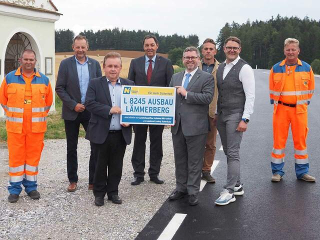 Wagner Johannes (Straßenmeisterei Zwettl), Straßenmeister Gilbert Schulmeister (Zwettl), Bürgermeister LAbg. Franz Mold (Zwettl), NÖ Straßenbaudirektor DI Josef Decker, Landesrat Ludwig Schleritzko, DI Jochen Lintner (NÖ Straßenbauabteilung 8, Waidhofen/Th.), Bürgermeister Christian Semper (Waldhausen), Alfred Redl (Straßenmeisterei Zwettl) (v.l.) | Foto: NÖ Straßendienst