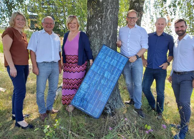 Mit einem strategischen Konzept wollen die Leader-Regionen Mühlviertler Kernland und Mühlviertler Alm neue Maßstäbe in der Umsetzung von Photovoltaik-Freiflächen setzen (von links): Renate Fürst (GF MV Alm), Bgm. Franz Xaver Hölzl (Obmann-Stv. MV Alm), Conny Wernitznig (GF MV Kernland), Bgm. Fritz Robeischl (Obmann MV Kernland),  Norbert Miesenberger (GF EBF), Bgm. David Bergsmann (EBF-Obmann). | Foto: Jakob Winter