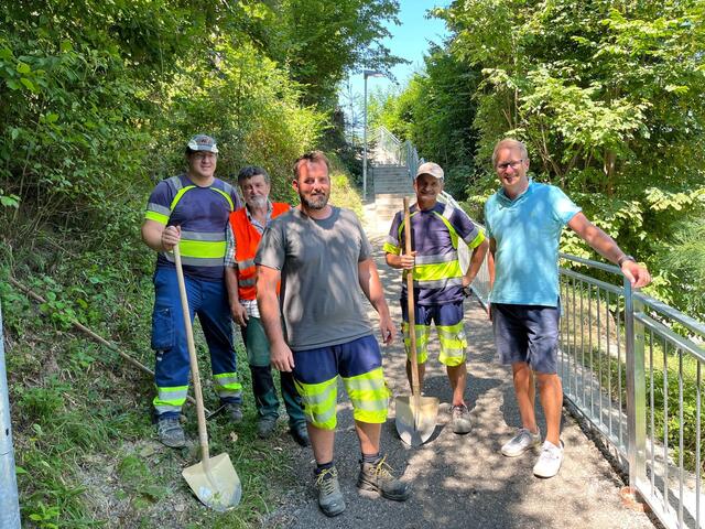 Georg Ockermüller (rechts) mit dem Bauhofteam. | Foto: Gemeinde Eichgraben