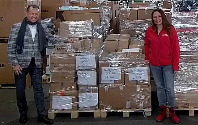 Sabrina Klausberger (Volkshilfe OÖ) mit Leopold Pöcksteiner (Leiter Konzernkommunikation AMAG) bei der Übergabe der Arbeitskleidung an die Volkshilfe im Zentrallager Pasching. | Foto: AMAG