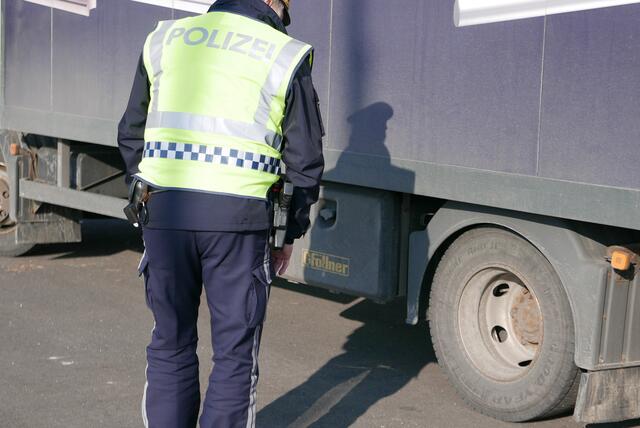 Die Autobahnpolizei entdeckte vier illegal eingeschleppte Männer im Sattelschlepper. | Foto: BRS (Symbolbild)