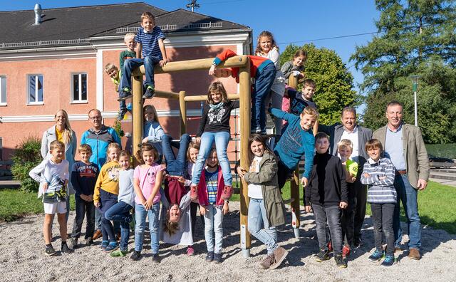 Die Volksschule Munderfing wurde mit einem Klettergerüst ausgerüstet - damit wurde das Projekt eines Mitarbeiters im Zuge des AMAG Sozialpreis 2021 unterstützt. | Foto: AMAG