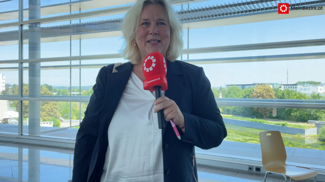 Elvira Schmidt bereitet Arbeitsblätter vor und will ihren "Garten genießen".  | Foto: Karin Zeiler