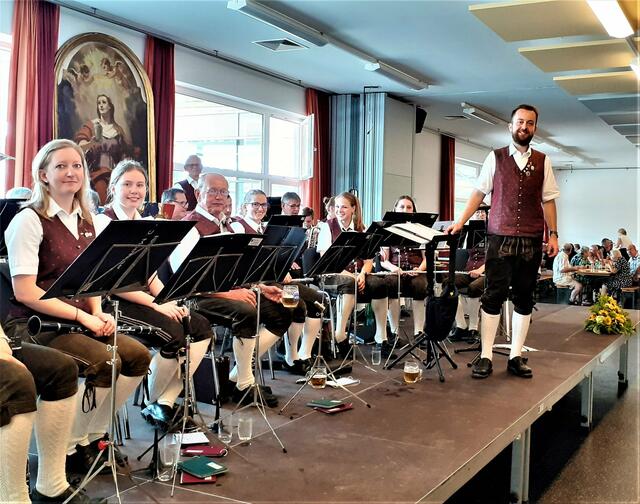 Der Musikverein Großsteinbach begleitete musikalisch das Pfarrfest. | Foto: Musikverein Großsteinbach