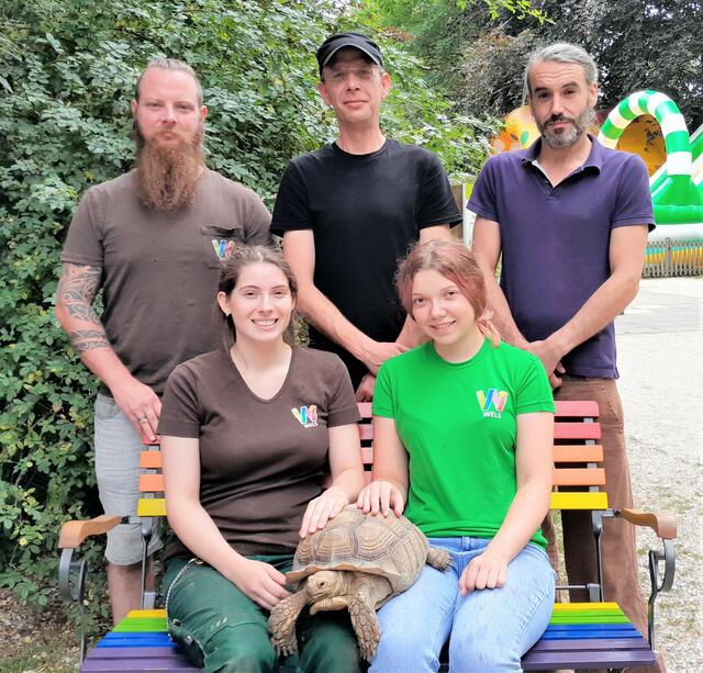 Ein Teil des neuen Tiergartenfreunde-Vorstand: v.l. hinten: Dominic Weber, Frowin Decker, Florian Zimmerman; vorne: Lehrling Zoe, Schildkröte Emma, Praktikantin Sophie. | Foto: Tiergartenfreunde