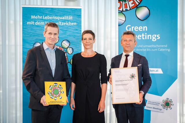 Bei der Verleihung des Umweltzeichens an das Jüdische Museum Wien (v.l.): Christian Holzer (Sektionschef für Umwelt und Kreislaufwirtschaft), Barbara Staudinger (Direktorin Jüdisches Museum Wien) und Jürgen Meindl (Sektionschef für Kunst und Kultur). | Foto: Karlovits/BMLV