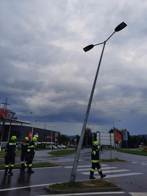 Eine windschiefe Laterne machte auf der B70 Probleme im Straßenverkehr. | Foto: FF Rosental