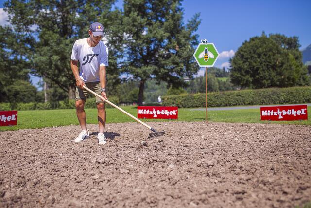 Der neue Lebensraum für die Bienen in Kitzbühel wird von BioBienenApfel-Botschafter Dominic Thiem persönlich vorbereitet. | Foto: Simon Casetti
