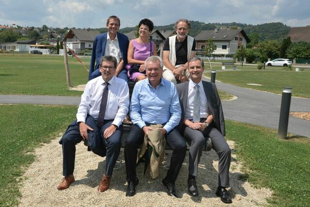 Zahlreiche Ehrengästen kamen und gratulierten zum gelungenen Bauprojekt. 1.R.: Bgm. Günter Putz; LH-Stv. Anton Lang; LAbg. Wolfgang Dolesch; 2.R.: Klaus Ebner - BH HF; Bgm.in Waltraud Schwammer; Architekt Anton Handler. | Foto: Gemeinde Rohrbach
