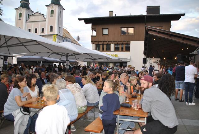 Der Gemeindeplatz war gefüllt und die Stimmung bestens. | Foto: Brigitte Eberharter