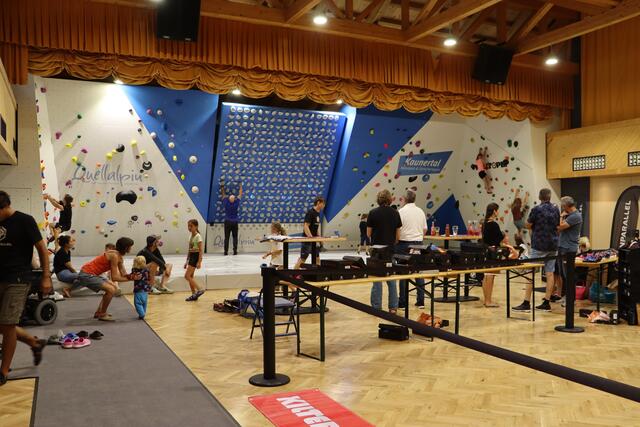 Ganz neu im Quellalpin: Eine Boulderwand für Kletterbegeisterte und alle, die es noch werden möchten. | Foto: Siegele