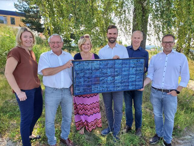 Mit einem strategischen Konzept wollen die Leader-Regionen Mühlviertler Kernland und Mühlviertler Alm neue Maßstäbe in der Umsetzung von Photovoltaik-Freiflächen setzen (von links): Renate Fürst (GF MV Alm), Bgm. Franz Xaver Hölzl (Obmann-Stv. MV Alm), Conny Wernitznig (GF MV Kernland), Bgm. David Bergsmann (EBF-Obmann), Norbert Miesenberger (GF EBF), Bgm. Fritz Robeischl (Obmann MV Kernland). | Foto: Jakob Winter