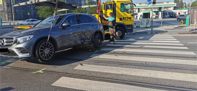 Unfall in der Conrad-von-Hötzendorf-Straße: Kurz nach 18 Uhr wurden die Fahrzeuge vom Abschleppdienst verladen. | Foto: Regionalmedien Steiermark