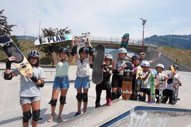 Coach Hans-Peter Winkler mit den Teilnehmern des letzten Skateboard Workshops. | Foto: Privat