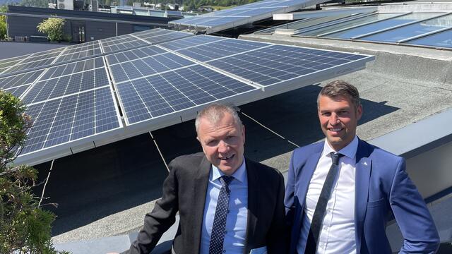 Photovoltaik am Dach der Sparkasse Imst: Michael Struc und René Venier (r.).