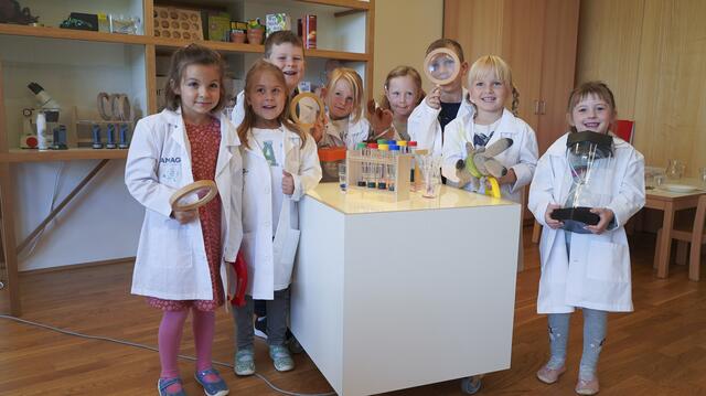 Die AMAG unterstützt alljährlich das soziale Engagement von Mitarbeiter im Rahmen des AMAG Sozialpreises. So kam der Kindergarten Handenberg 2021 zu einer "Spürnasenecke". Ein Labor, das vor allem den Bildungsbereich Mathematik, Informatik, Naturwissenschaft und Technik - kurz MINT – fördert. | Foto: AMAG