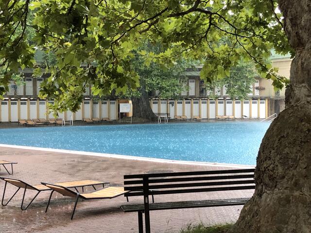 Strömender Regen und ein lustiger Bade-Event? Ja, das geht... im Thermalbad Vöslau. Für die ORF-Sommertour, die am 29. Juli hier Station machte, wagten viele trotzdem den Sprung ins blaue Becken, sogar bekleidet.