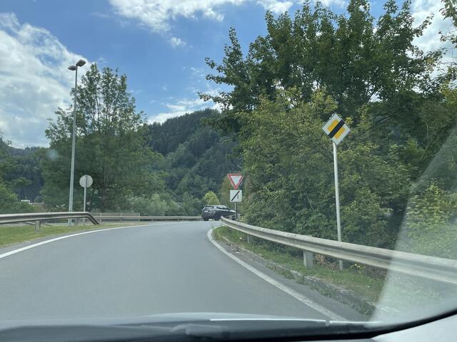 Wichtiger Hinweis am Straßenrand: Die Vorrangstraße endet hier, man ist in weiterer Folge zum Vorrang geben verpflichtet | Foto: Kern