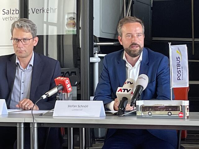 Geschäftsführer Johannes Gfrerer vom Verkehrsverbund Verkehrslandesrat Stefan Schnöll (ÖVP)  | Foto: Johanna Janisch