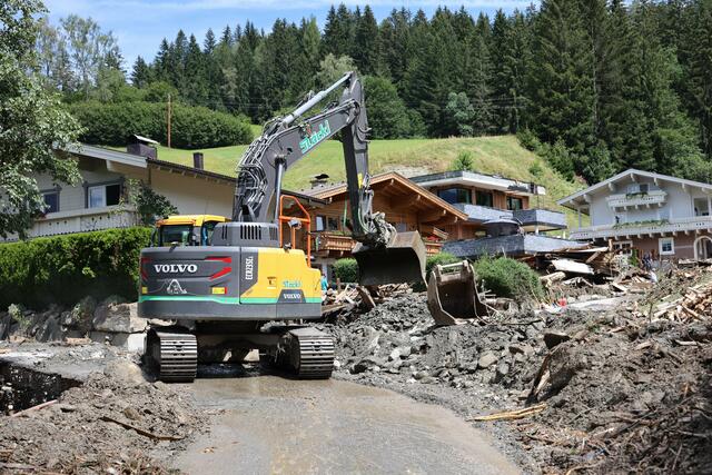 Die Aufräumarbeiten laufen auf Hochtouren. | Foto: Land Salzburg/Neumayr