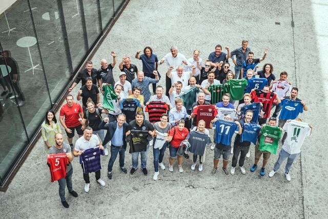 Fußballpower der Hypo Tirol Liga und der Frauen Hypo Tirol Liga, unterstützt von Frauenreferat-Obfrau-Stellvertreterin Katharina Margreiter, TFV-schiedsrichterobmann Gregord Danler, Hypo Tirol Liga Obmann Christian Putschner, TFV-Vizepräsidenten Arno Bucher, TFV Präsident Sepp Geisler und Hypo Tirol Vorstandsmitglied Johannes Haid. | Foto: Gerhard Berger