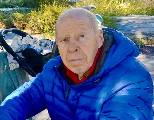 Kurt Pudschedl im Votivpark. Er war dort mit seinen Enkerln, daher steht im Hintergrund ein Kinderwagen. Er verstarb kürzlich im 88. Lebensjahr.  | Foto: Lindenmayr