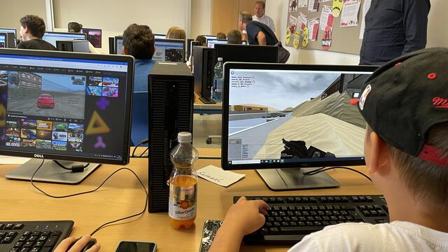 Der einwöchige Ferienworkshop führt Schulkinder zwischen 10 und 14 Jahren spielerisch an die Technik der Zukunft heran.